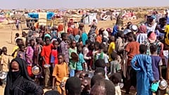 عائلات نازحة من الفاشر في مخيم للنازحين حيث لجأت هربًا من القتال بين القوات الحكومية وقوات الدعم السريع