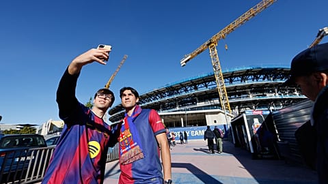I tifosi davanti al Camp Nou rinnovato prima della partita della Liga spagnola tra Barcellona e Athletic, a Barcellona, in Spagna, sabato
