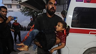 رجل فلسطيني يحمل فتاة مصابة إلى مستشفى الشفاء في أعقاب غارات إسرائيلية على قطاع غزة، السبت 22 نوفمبر/تشرين الثاني 2025