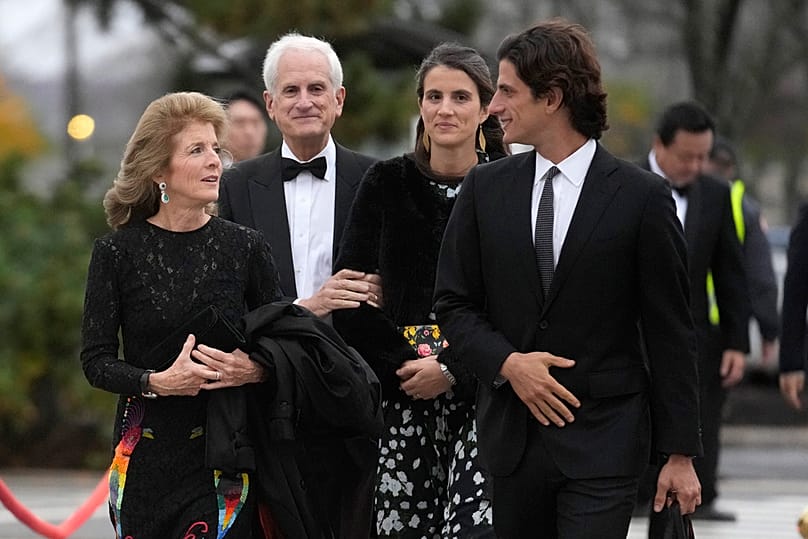 Caroline Kennedy, ambassadrice des États-Unis en Australie, avec son mari, Edwin Schlossberg, et ses enfants Tatiana Schlossberg et Jack Schlossberg, le 29 octobre 2023.