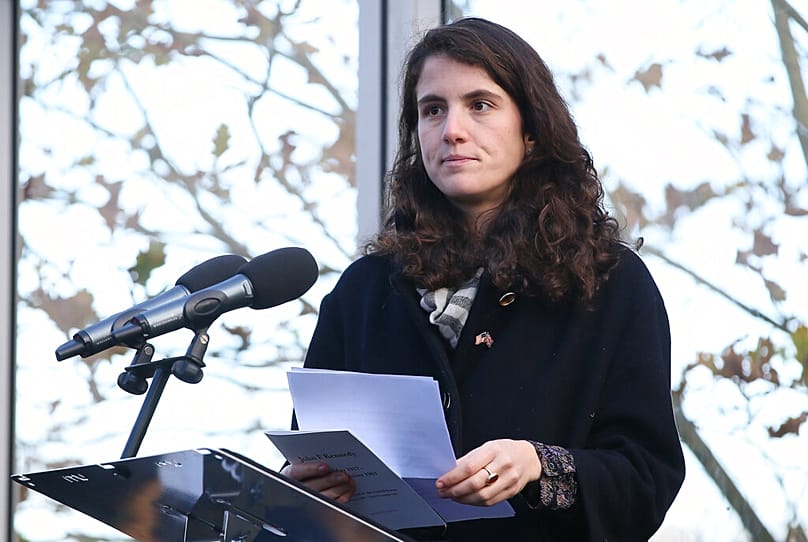 Tatiana Schlossberg, petite-fille du président J.F. Kennedy, prononce un court discours lors d'une cérémonie au mémorial JFK à Runnymede, en Angleterre, le vendredi 22.11.2013