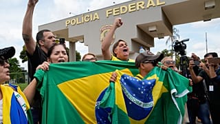 أنصار الرئيس البرازيلي السابق جايير بولسونارو يتظاهرون احتجاجًا على اعتقاله خارج مقر الشرطة الفيدرالية في برازيليا، البرازيل، يوم السبت 22 نوفمبر 2025.