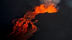 Auf diesem Foto vom zehnten Juni 2018 bricht der Kilauea weiter aus. Aus einer Spalte strömt Lava und bildet einen Lavastrom, der nach Kapoho bei Pahoa, Hawaii, fließt.