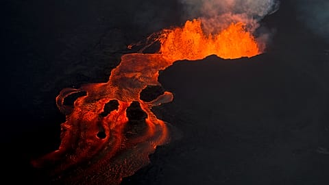 Foto del 10 giugno 2018: la lava del vulcano Kilauea continua a eruttare da una frattura e forma un fiume di lava che scende verso Kapoho, a Pahoa, nelle Hawaii.