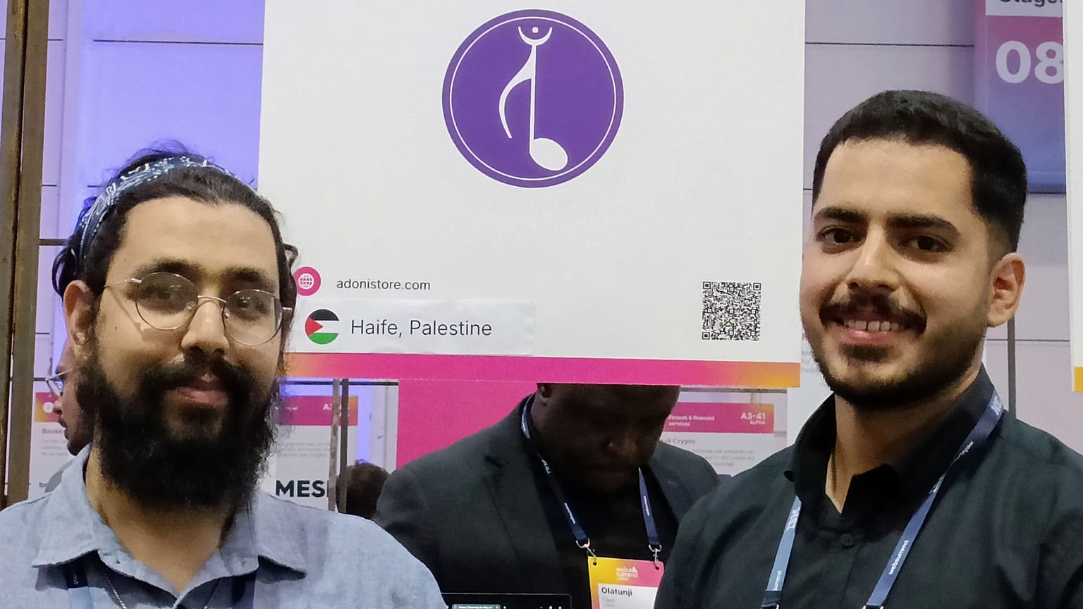 Fahed Abboud e Adam Shibli empreendedores palestinianos residentes em Haifa, Israel. Os dois criaram uma livraria online para promover a cultura palestiniana. 