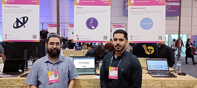 Fahed e Adam, os dois empreendedores palestinianos em frente ao seu expositor da Adonis na Web Summit 2025, em Lisboa. 