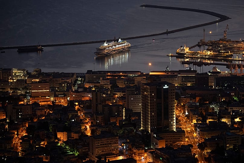 ARQUIVO (15082024). Um navio de cruzeiro aproxima-se do porto de Haifa, durante o amanhecer em Israel