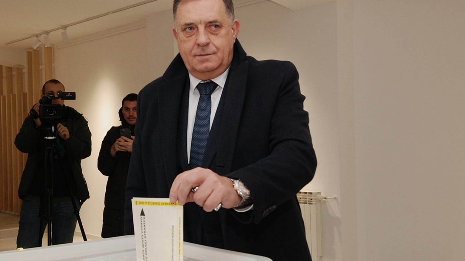 Milorad Dodik leadja a szavazatát, Bosznia-Hercegovina, 2025.11.23.