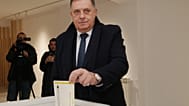Milorad Dodik leadja a szavazatát, Bosznia-Hercegovina, 2025.11.23.