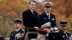 Der Generalstabschef der französischen Streitkräfte, Fabien Mandon, mit dem französischen Präsidenten Emmanuel Macron in Paris am 107ᵉ Jahrestag des Waffenstillstands am 11. November 2025.