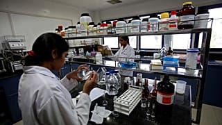 علماء داخل مختبر تابع لمركز الأبحاث والتطوير في شركة ناتكو فارما بمدينة حيدر آباد في الهند.