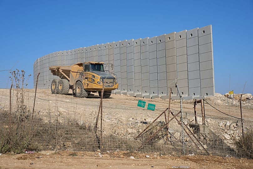 إسرائيل تُشيّد جدارًا حدوديًا مع لبنان، الأربعاء 19 نوفمبر 2025.