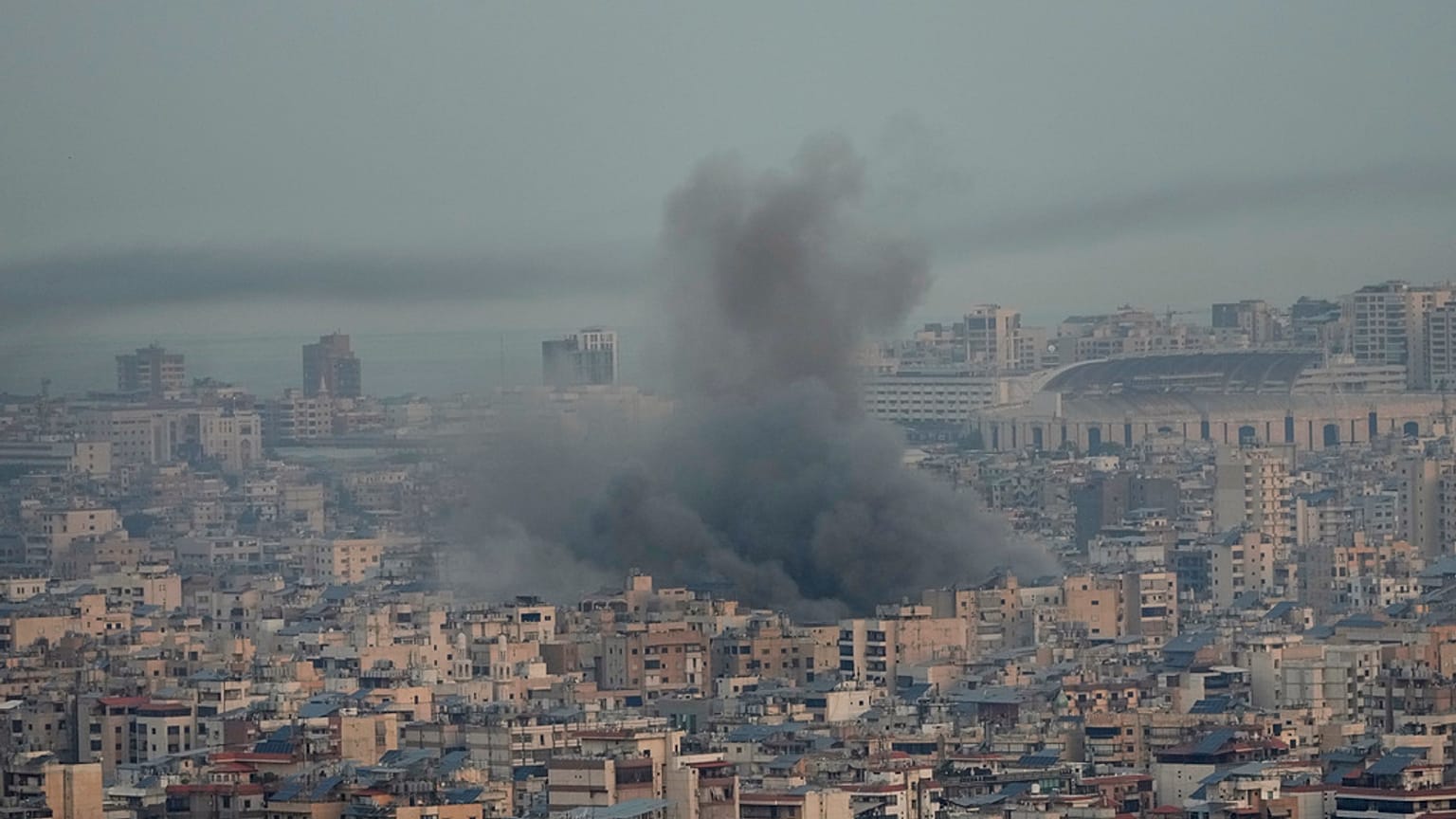 دخان يتصاعد جرّاء غارات إسرائيلية على الضاحية الجنوبية في بيروت، الأربعاء 16 أكتوبر 2024.