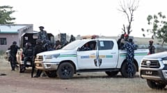  ضباط الشرطة يقفون حراسة خارج المدرسة التي اختطف فيها مسلحون أطفالًا في كيبي، نيجيريا، يوم الاثنين 17 نوفمبر/تشرين الثاني 2025.