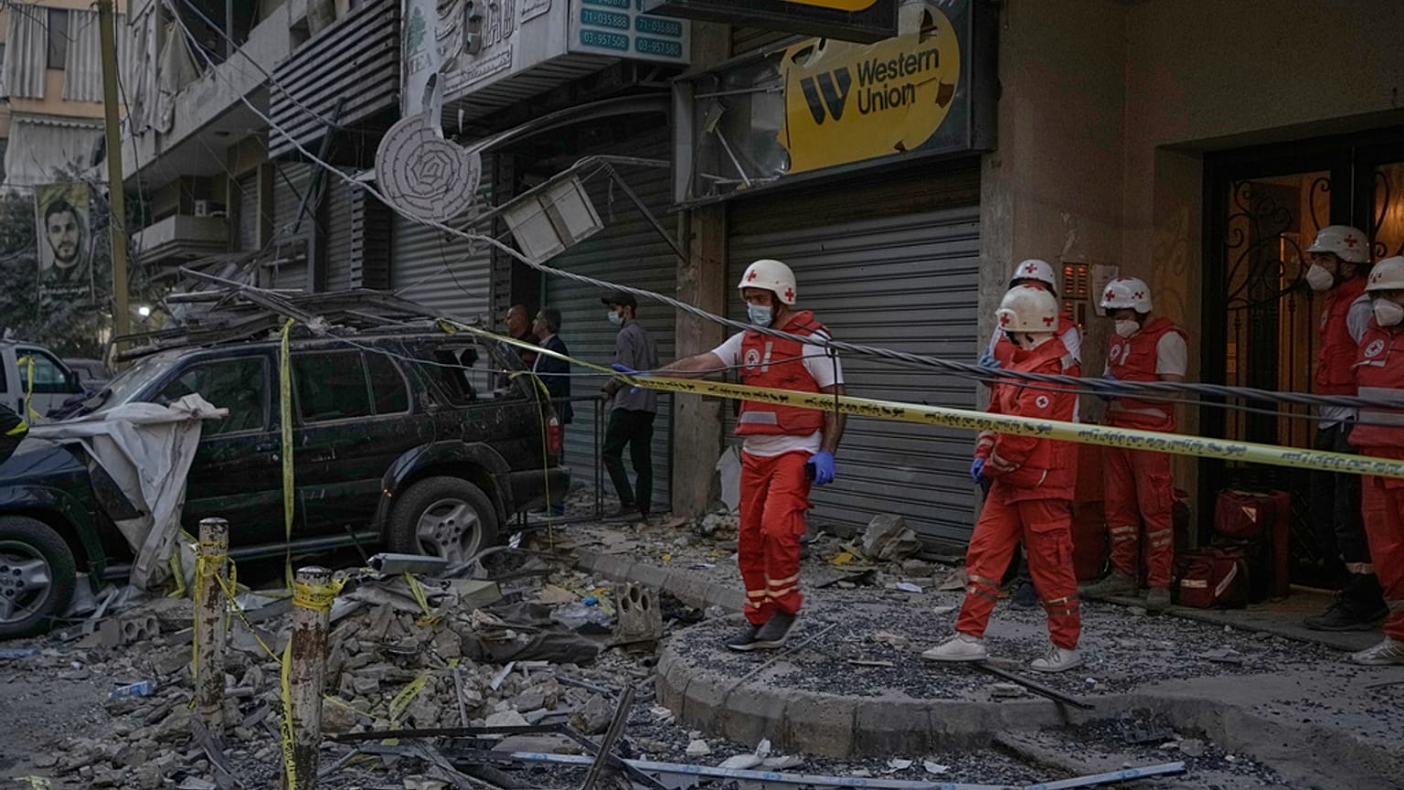 متطوّعو الصليب الأحمر اللبناني يعملون في موقع مبنى سكني أصيب جرّاء غارة إسرائيلية على الضاحية الجنوبية لبيروت، الأحد 23 نوفمبر 2025.