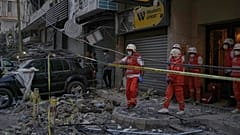 متطوّعو الصليب الأحمر اللبناني يعملون في موقع مبنى سكني أصيب جرّاء غارة إسرائيلية على الضاحية الجنوبية لبيروت، الأحد 23 نوفمبر 2025.