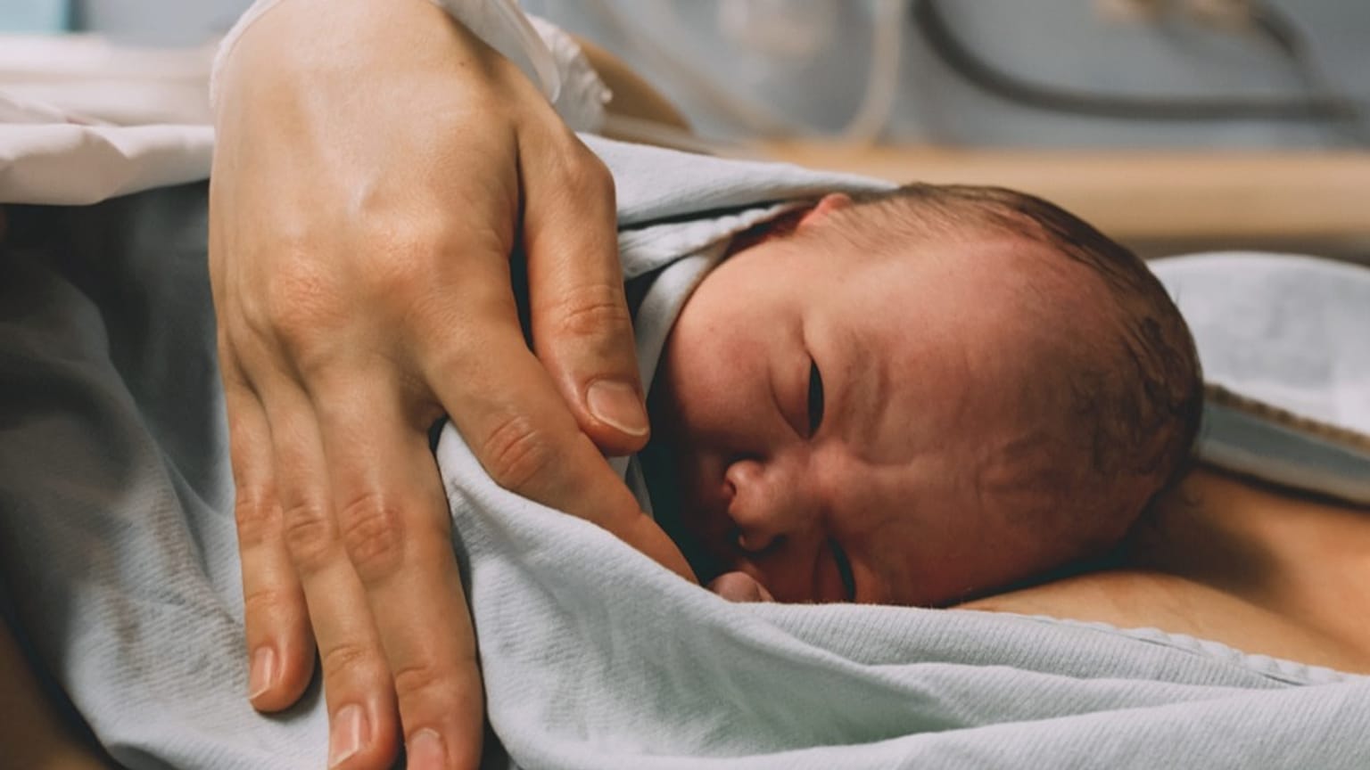 Imagen de archivo. Bebé recién nacido