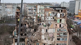 Des secouristes dégagent les décombres d'un immeuble résidentiel fortement endommagé par une frappe russe à Ternopil, en Ukraine, le vendredi 21 novembre 2025.