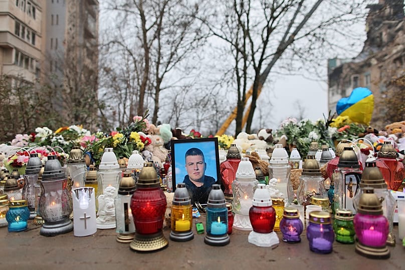 Une photographie d'un homme tué se dresse parmi les lampadaires près d'un immeuble résidentiel fortement endommagé par une frappe russe sur Ternopil, le 21 novembre 2025.