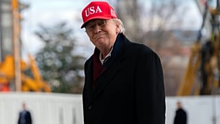 Prezydent Donald Trump przybywa do Białego Domu w sobotę 22 listopada 2025 r. w Waszyngtonie.