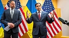 Der ukrainische Chef der Präsidialverwaltung Andriy Yermak, links, und US-Außenminister Marco Rubio, rechts, bei ihrer Mission in Genf, Schweiz, Sonntag, 23. November 2025.