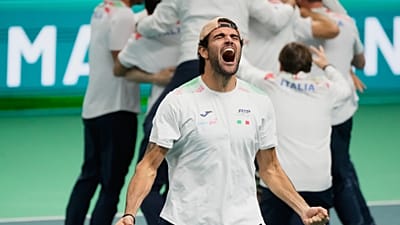 Matteo Berrettini festeggia la vittoria della Coppa Davis in finale contro la Spagna (23 novembre 2025)