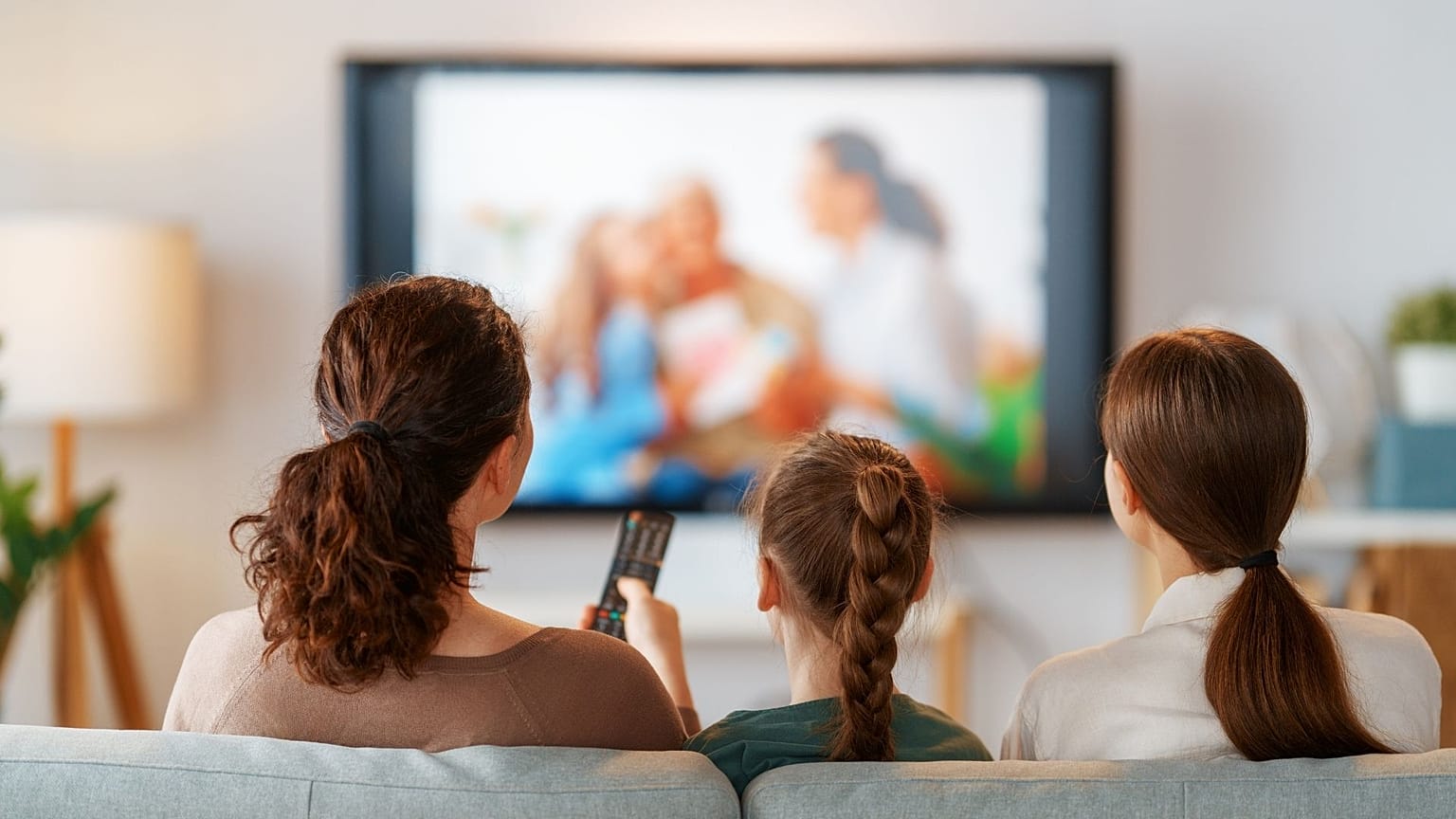 عائلة تشاهد التلفاز