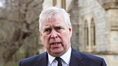 DATEI - Der britische Prinz Andrew spricht während eines Fernsehinterviews in der königlichen Allerheiligenkapelle in der Royal Lodge in Windsor, 11. April 2021