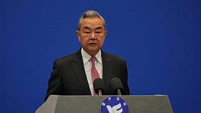 Il ministro degli Esteri cinese Wang Yi apre un forum presso l'ufficio del Ministero degli Affari Esteri a Pechino, lunedì 27 ottobre 2025.