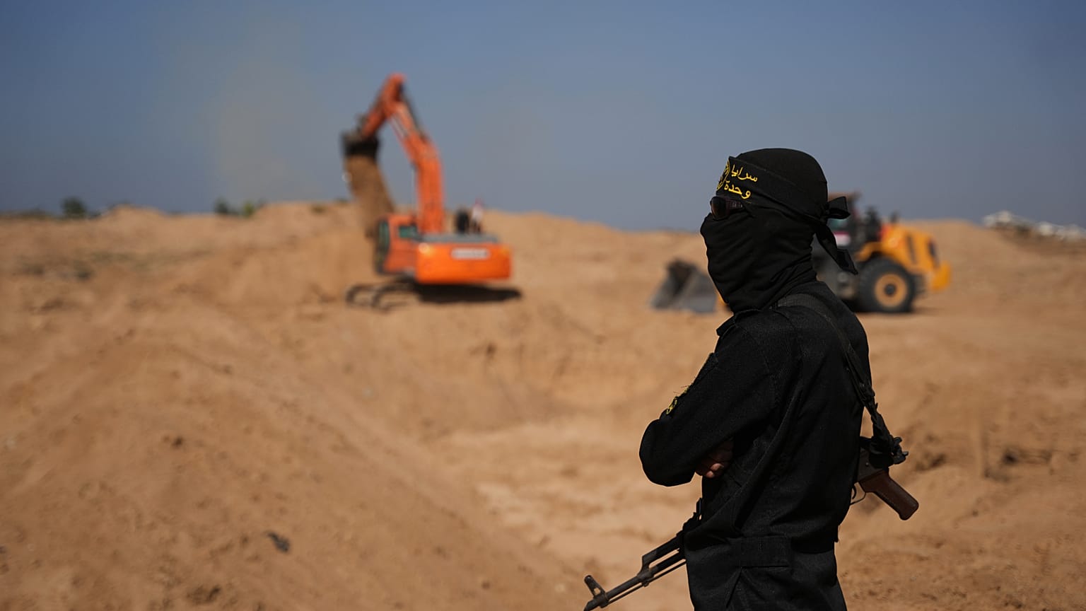 مقاتلو حركة الجهاد الإسلامي وعمال مصريون يبحثون عن جثث الرهائن شمال النصيرات في قطاع غزة، الجمعة 21 تشرين الثاني/نوفمبر 2025. 