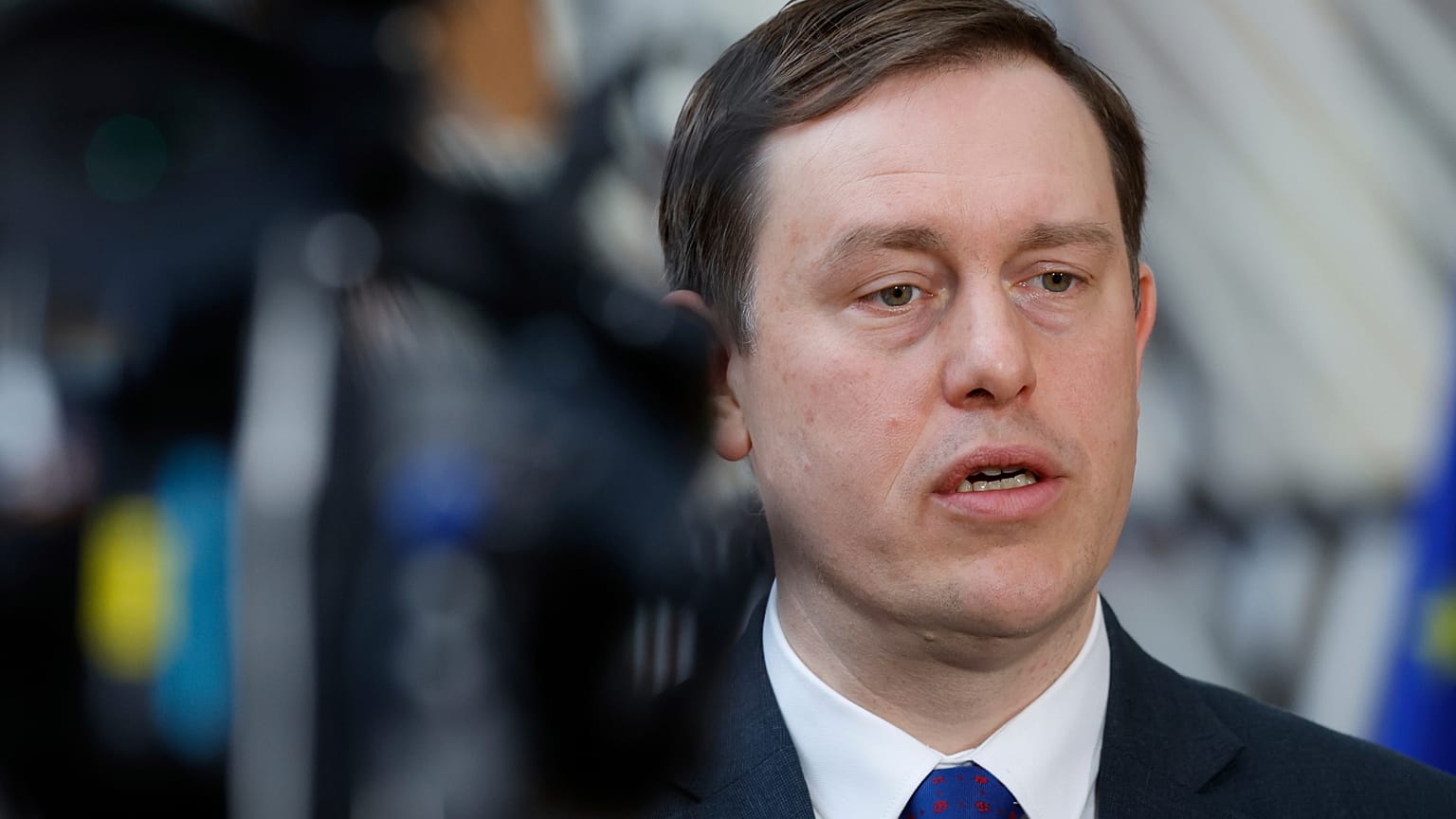 Der polnische Staatssekretär Michał Baranowski spricht mit den Medien