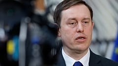 Der polnische Staatssekretär Michał Baranowski spricht mit den Medien