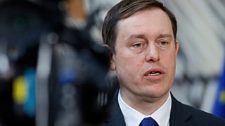 Der polnische Staatssekretär Michał Baranowski spricht mit den Medien