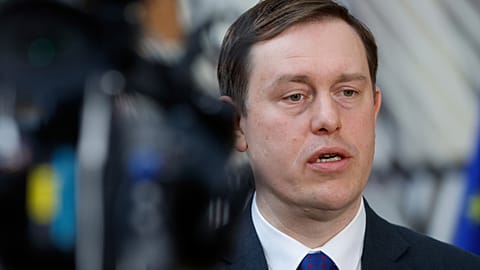 Der polnische Staatssekretär Michał Baranowski spricht mit den Medien