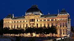 O edifício principal da Universidade de Lyon II iluminado à noite, Lyon.