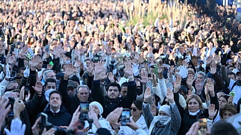Amine Kessaci, al centro, partecipa a una commemorazione in omaggio al fratello Mehdi Kessaci.