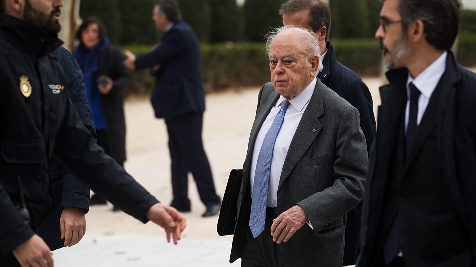 ARCHIVO: El expresidente regional catalán Jordi Pujol, en el centro, sale de la Audiencia Nacional tras ser interrogado, en Madrid, el miércoles 10 de febrero de 2016.