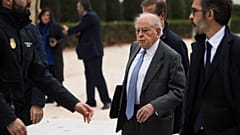 ARCHIVO: El expresidente de Cataluña, Jordi Pujol, en el centro de la imagen, sale del juzgado nacional tras ser interrogado en Madrid, el 10 de febrero de 2016.