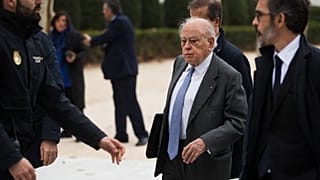 ARCHIVO: El expresidente regional catalán Jordi Pujol, en el centro, sale de la Audiencia Nacional tras ser interrogado, en Madrid, el miércoles 10 de febrero de 2016.