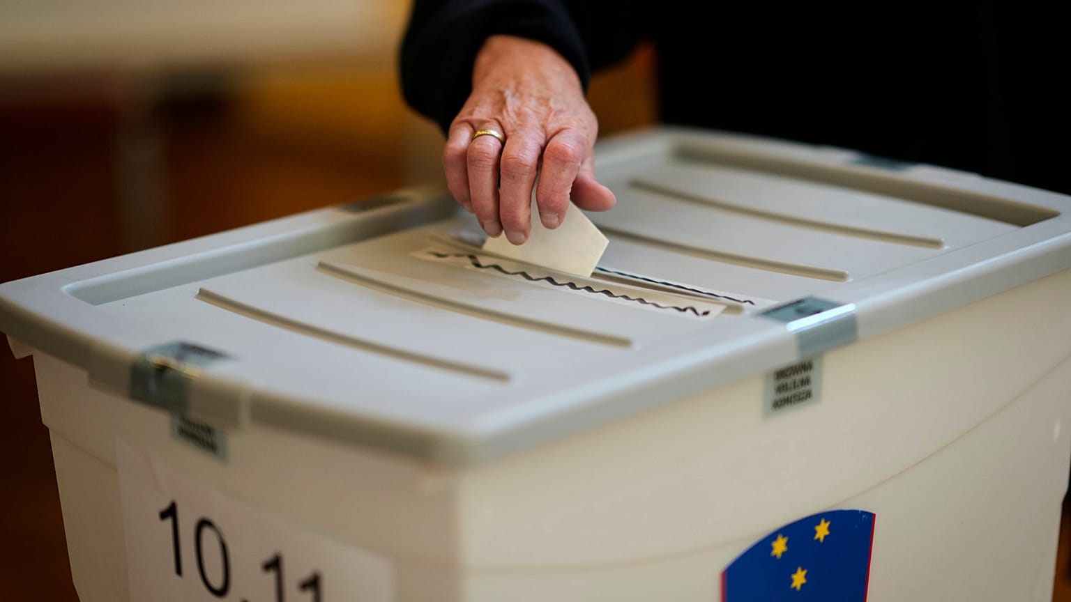 23 Kasım 2025'te Slovenya'nın Domzale kentinde, terminal hastalar için yardımlı ölüme ilişkin referandum sırasında bir kadın seçmen sandık başında oyunu kullanıyor.