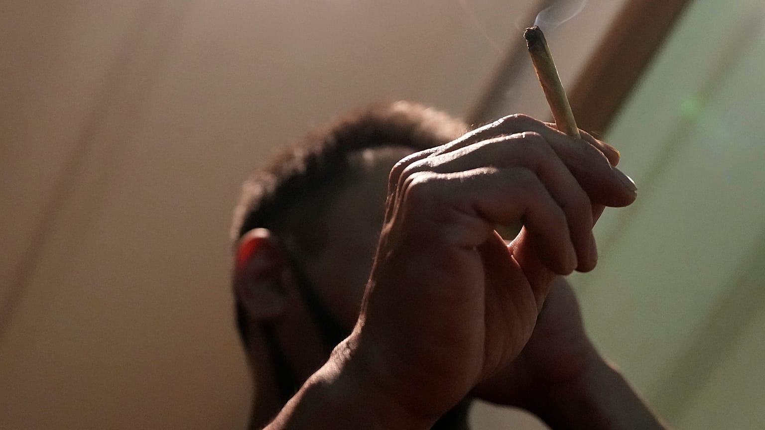 Un touriste fume du cannabis dans une boutique à Bangkok, en Thaïlande, le 27 juin 2023.