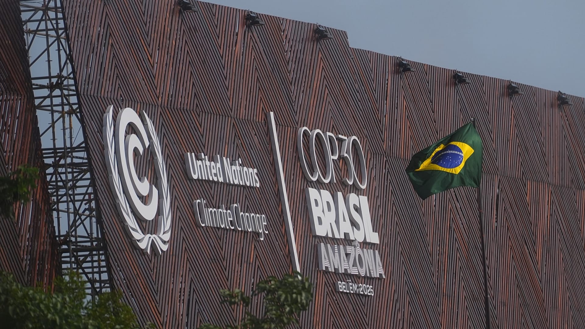 ARQUIVO: Uma bandeira brasileira hasteada no exterior do local da Cimeira do Clima da ONU COP30, em Belém, 13 de novembro de 2025