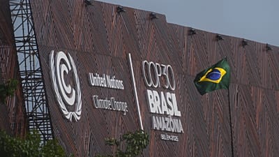FILE: Una bandiera brasiliana sventola all'esterno della sede del vertice delle Nazioni Unite sul clima COP30 a Belem, 13 novembre 2025