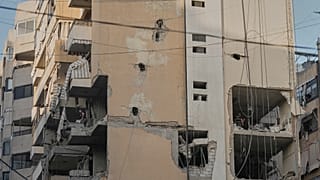 Einsatzkräfte des Zivilschutzes begutachten die Schäden. Ein israelischer Luftangriff traf ein Wohnhaus in Dahiyeh, einem südlichen Vorort Beiruts.
