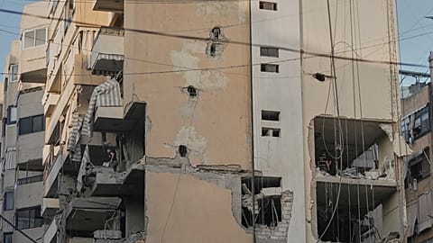 Operatori della difesa civile ispezionano i danni. Un edificio residenziale è stato colpito durante un raid aereo israeliano su Dahiyeh, sobborgo meridionale di Beirut