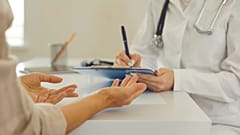 Eine Patientin oder ein Patient spricht mit der behandelnden Ärztin oder dem behandelnden Arzt.