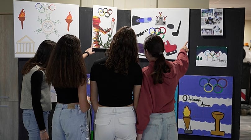 Μαθήτριες κοιτάζουν τις δημιουργίες του μαθητικού διαγωνισμού