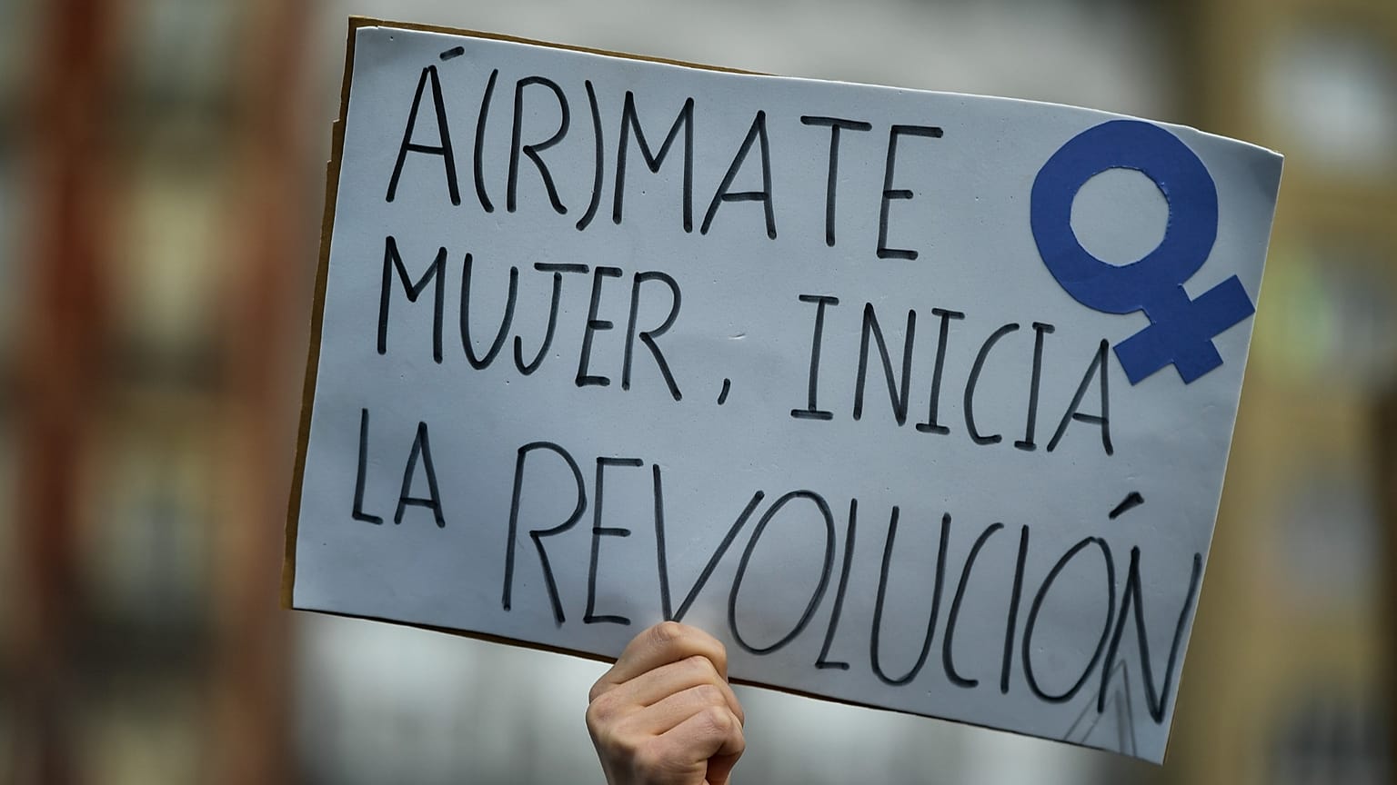 Una mujer sostiene una pancarta que reza "Ánimo, mujer. Empieza la Revolución" durante el Día Internacional de la Mujer en Pamplona, ​​España, el 8 de marzo de 2019.