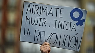 Una mujer sostiene una pancarta que reza "Ánimo, mujer. Empieza la Revolución" durante el Día Internacional de la Mujer en Pamplona, ​​España, el 8 de marzo de 2019.