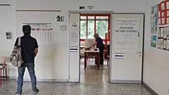 Wyborca czyta listy kandydatów podczas zeszłorocznych wyborów europejskich 